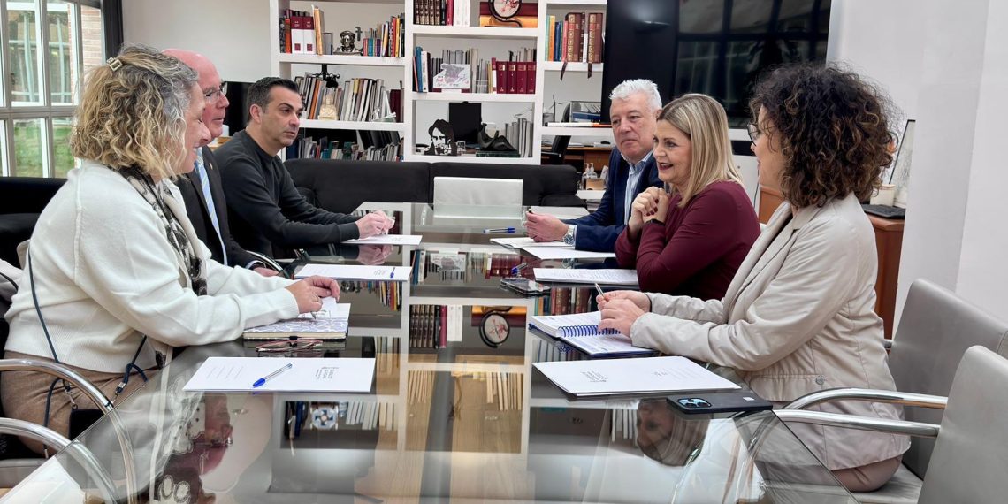 Carmen Ortí inicia una primera ronda de contactos con asociaciones de madres y padres para conocer las principales demandas de las familias sobre el sistema educativo