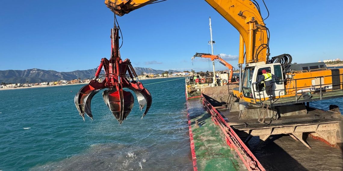 La Generalitat concluye el drenaje y dragado del puerto de Cullera tras extraer 170.000 metros cúbicos de sedimentos y pide al Gobierno central ampliar los trabajos