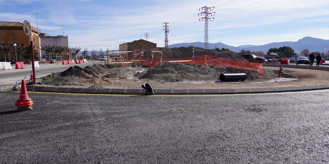 La Generalitat pone en servicio una de las rotondas de la nueva ronda urbana de Villena y avanza en las obras para suprimir el paso a nivel