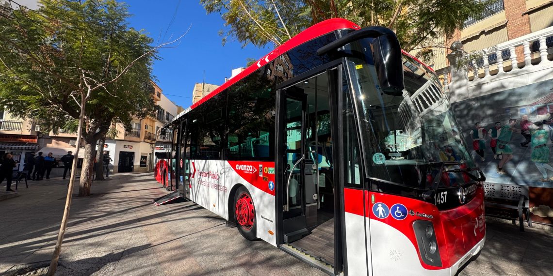 Martínez Mus subraya que la nueva concesión de autobuses de la Marina Baixa mejora ratios y frecuencias para más de 200.000 vecinos