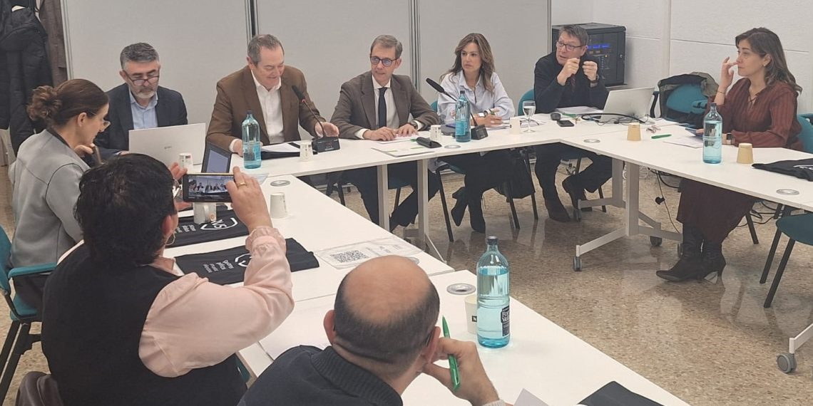 El secretario autonómico de Vivienda defiende la suma de esfuerzos para impulsar la vivienda pública