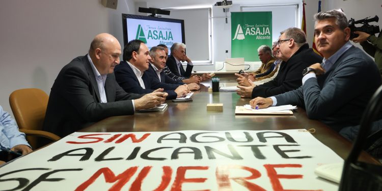 Pérez Llorca respalda a los agricultores alicantinos ante los recortes en las políticas hídricas del Gobierno