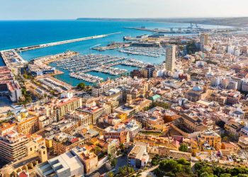 Marián Cano destaca el avance en la delegación de competencias sancionadoras en viviendas turísticas tras la adhesión del Ayuntamiento de Alicante