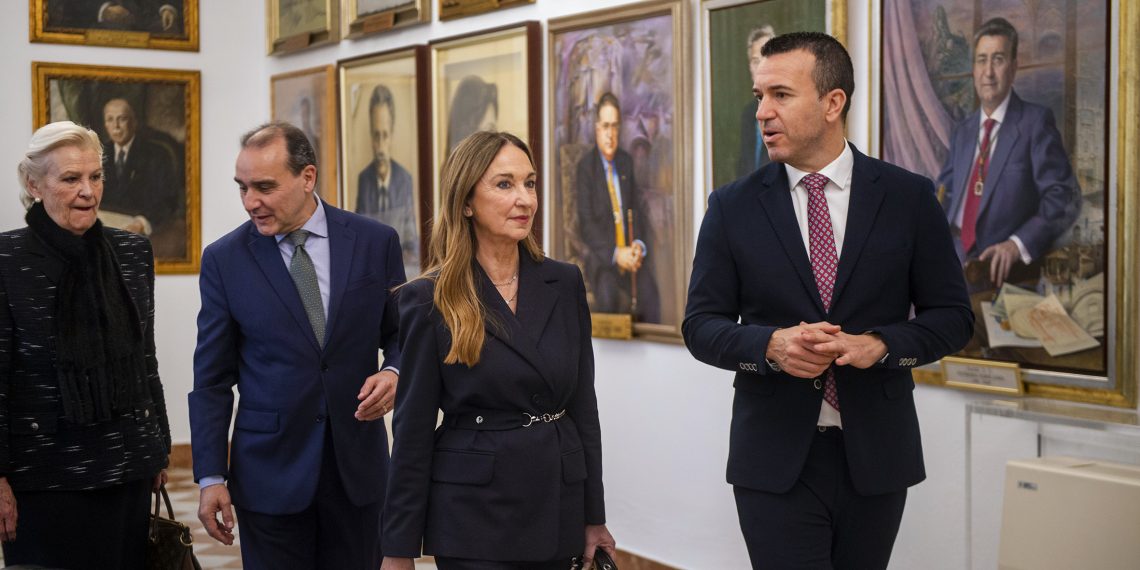 Vicent Mompó recibe a la Clavariesa Vicentina 2026 y reafirma el apoyo a las Fiestas Vicentinas