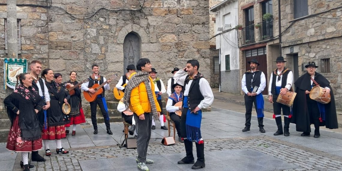 À Punt visita los cerezos en flor del Valle del Jerte con ‘Xino Xano Ibèric’
