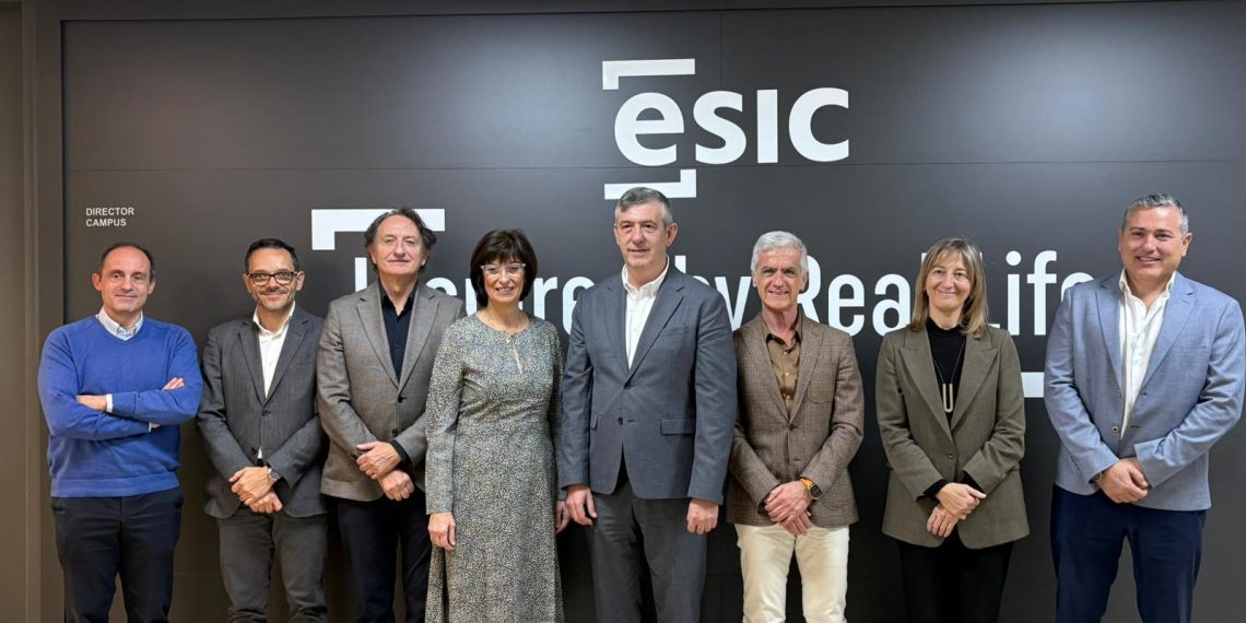 ESIC University reconoce la excelencia empresarial en la 43ª edición de los Premios ASTER Comunidad Valenciana.
