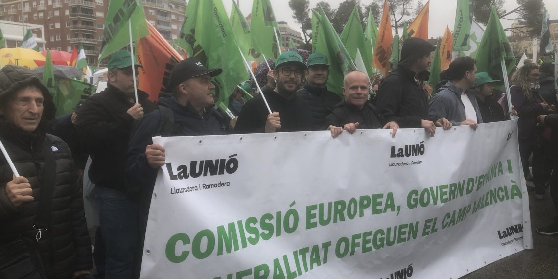 Más de 440 agricultores y ganaderos de LA UNIÓ y 10 tractores han participado hoy en la gran protesta que ha culminado ante el Ministerio de Agricultura
