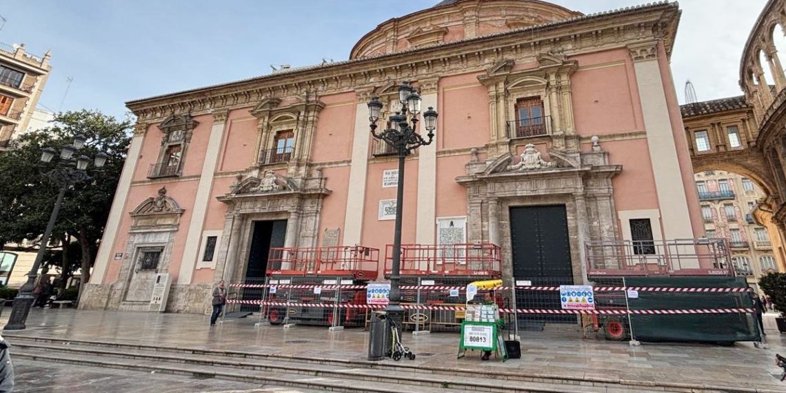 El Ayuntamiento retira el toldo de la plaza de la Mare de Déu ante las filtraciones detectadas en la cubierta de la Basílica