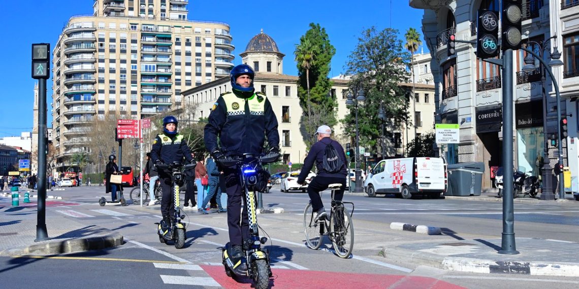 Valencia estrena una unidad de la Policía Local en patinete eléctrico para garantizar la seguridad vial en los carriles bici
