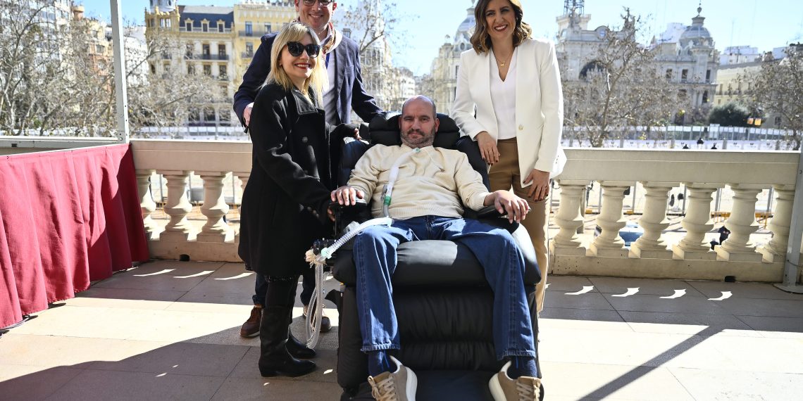 Jordi Sabaté asiste a su primera mascletà en Valencia