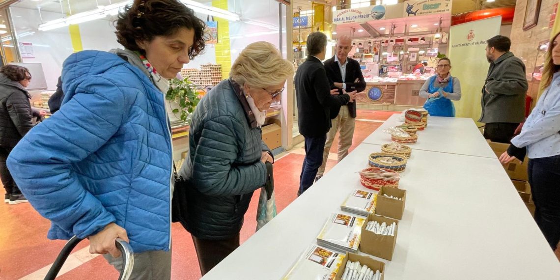 Sanidad y Consumo informa sobre derechos del consumidor en el Mercado del Cabanyal