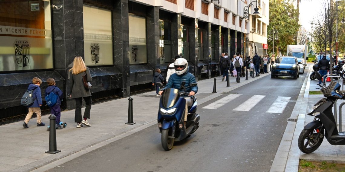 Valencia instala bolardos en Isabel la Catòlica para mejorar la seguridad escolar