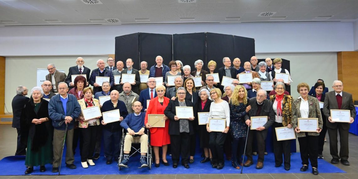 Valencia rinde tributo a la veteranía y el compromiso de las juntas directivas de los 51 centros de mayores