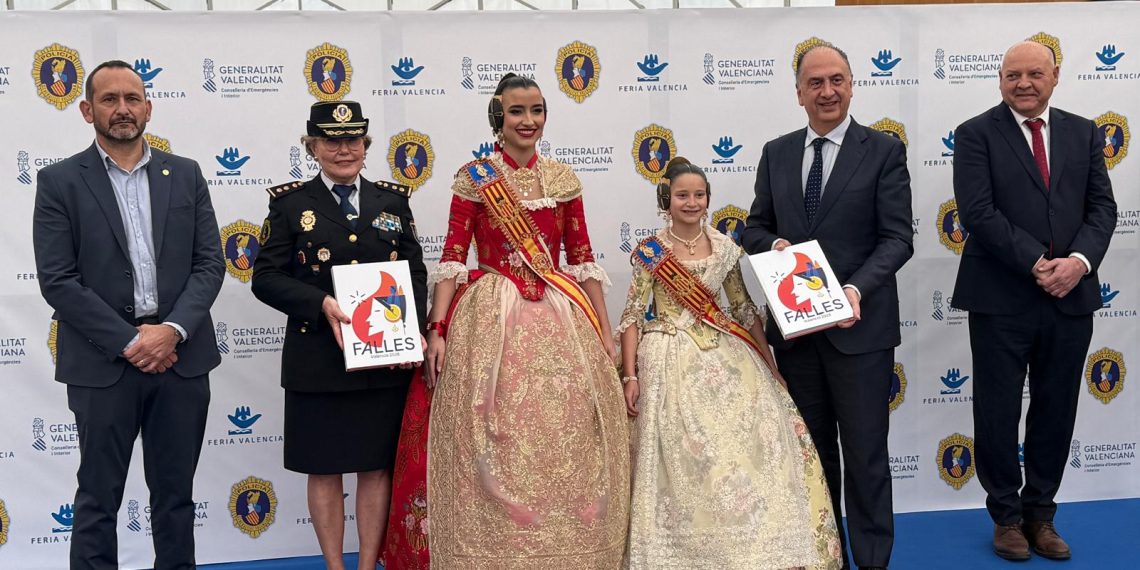 La Policía de la Generalitat recibe la tradicional visita de las falleras mayores de València y de sus cortes de honor