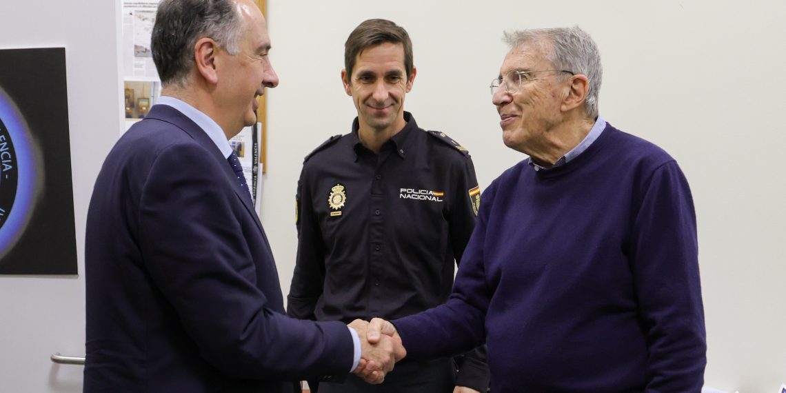La Policía Nacional interviene siete reproducciones no autorizadas de obras de Yturralde y Chillida
