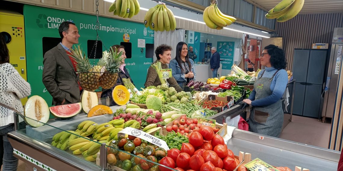 Consumo impulsa una campaña en mercados valencianos para informar a la ciudadanía sobre sus derechos