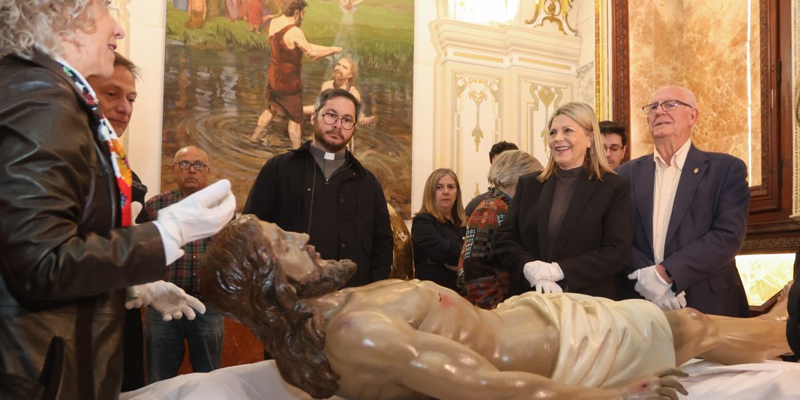 Devuelven a Paiporta el Cristo Yacente restaurado tras la dana de 2024