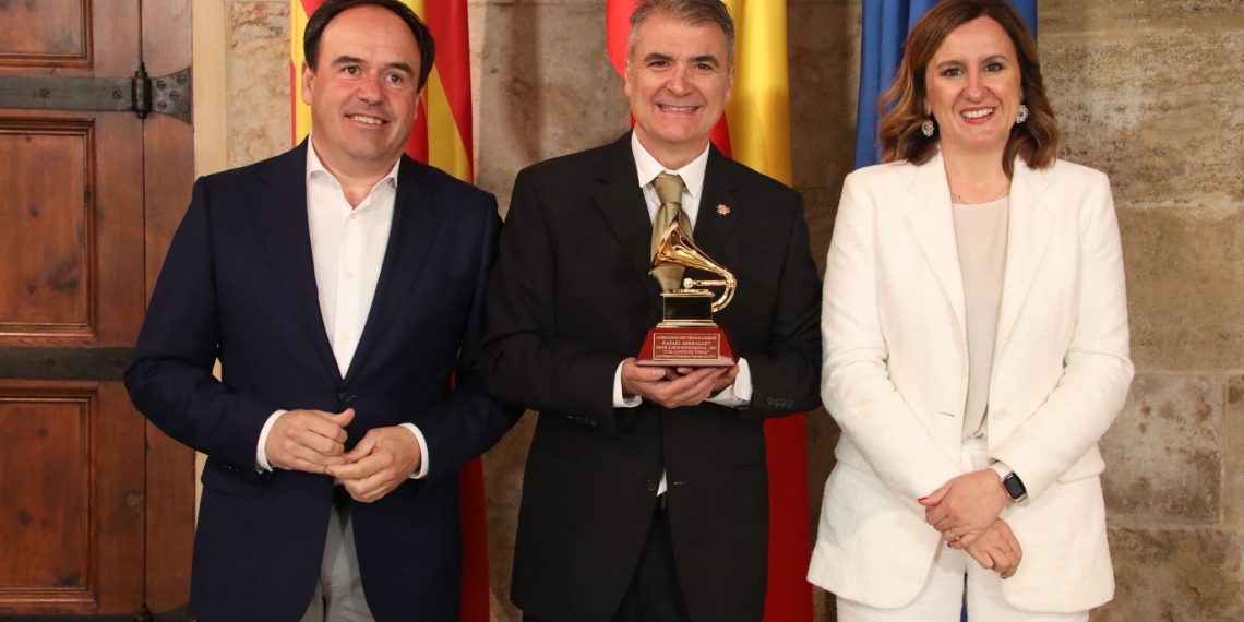 Rafael Serrallet, primer valenciano en ganar un Grammy Latino, recibe el reconocimiento del president de la Generalitat