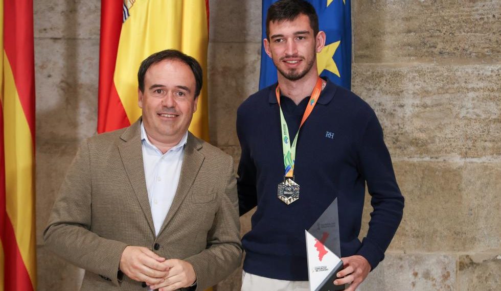 Pérez Llorca recibe a Quique Llopis tras proclamarse subcampeón del mundo