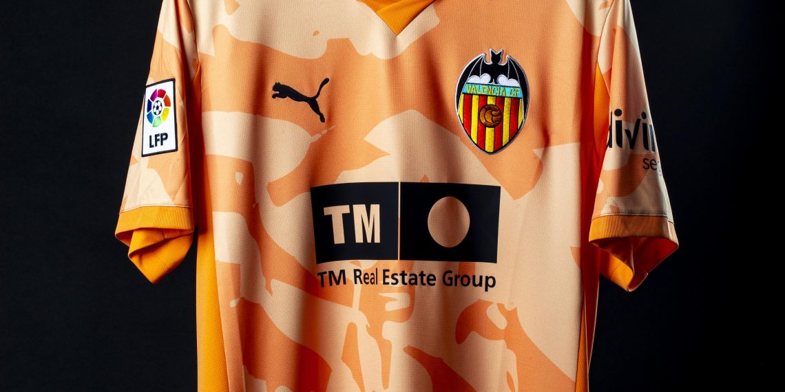 El Valencia CF presenta su camiseta retro para la Jornada especial de LaLiga