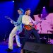Kakkmaddafakka llena de energía indie-pop el Roig Arena con un concierto vibrante