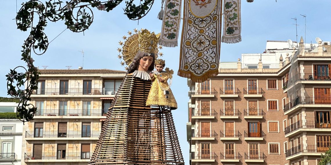 El entorno monumental de la Ofrenda estrena nueva decoración