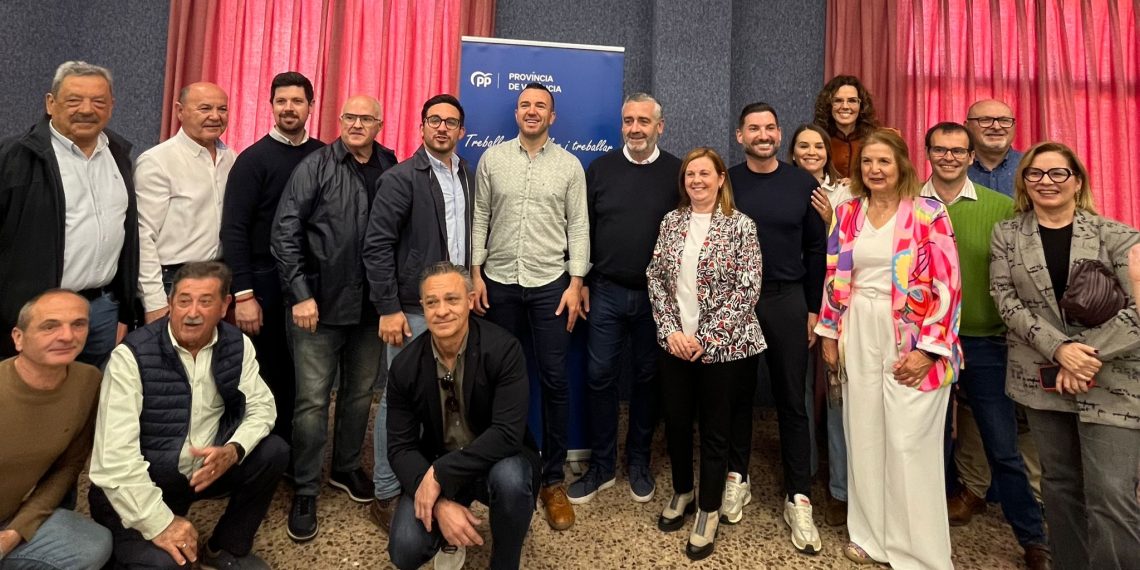 Carlos Gil respalda al PPCV en el encuentro comarcal del Camp de Túria