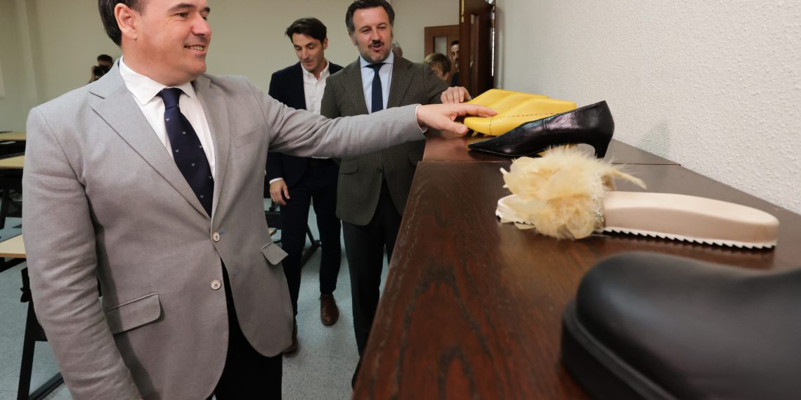 Pérez Llorca garantiza el apoyo del Consell a la industria del calzado para reforzar su liderazgo ante los nuevos retos del mercado