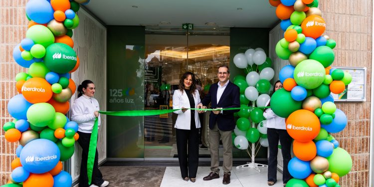 Iberdrola refuerza la atención a sus clientes con un nuevo punto premium de atención en Valencia