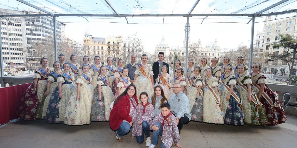 Las fallas de Albalat dels Sorells disfrutan de la mascletà desde el Ayuntamiento