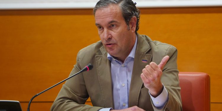 Pastor acusa a Morant de “desviar la atención” mientras mantiene “el campo de batalla abierto en Almussafes”