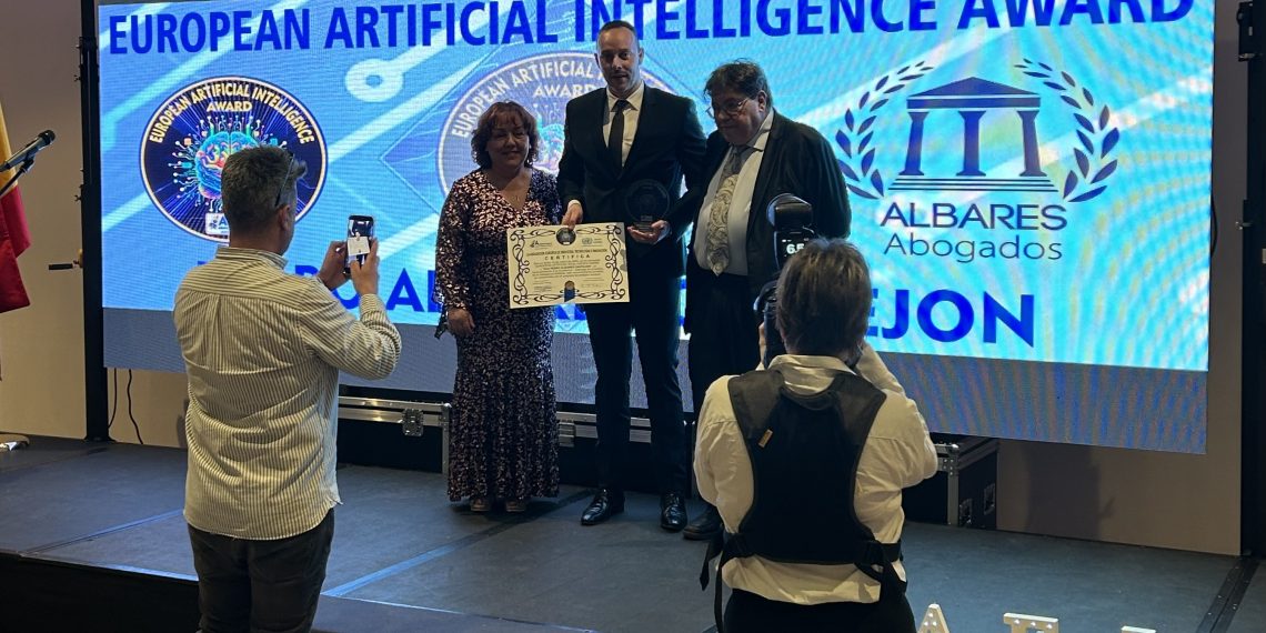 El penalista valenciano Pedro Albares recibe el European AI Award 2026