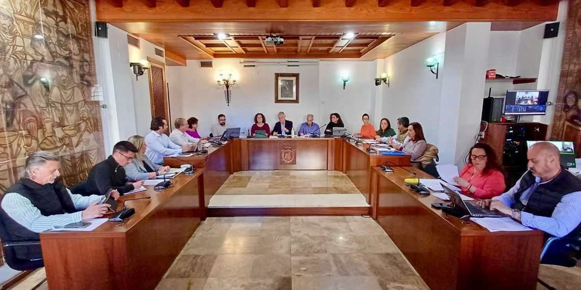 El pleno de l’Eliana refuerza el modelo social de la Masía del Pilar y regula vivienda y licencias