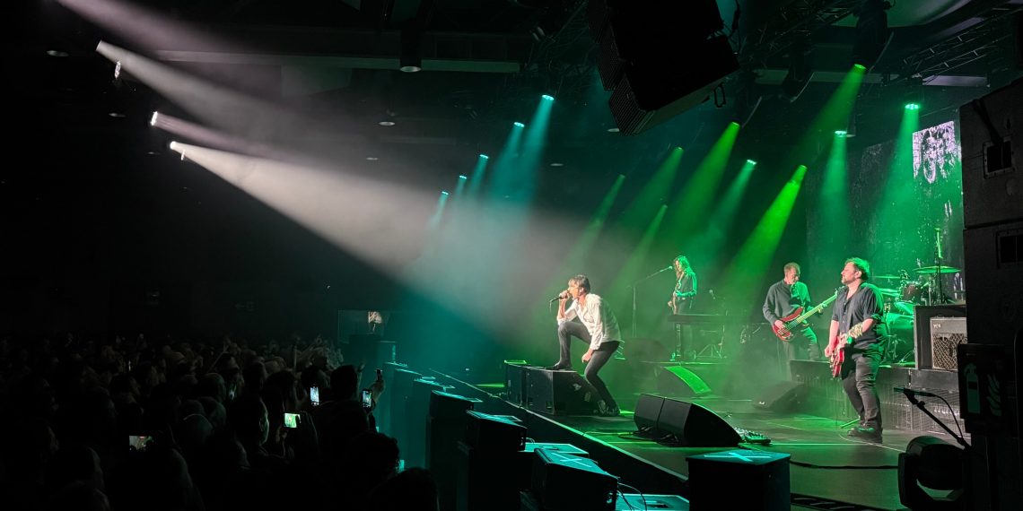 Suede desata su magnetismo en la sala Auditorio Roig Arena