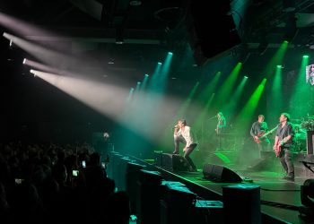 Suede desata su magnetismo en la sala Auditorio Roig Arena