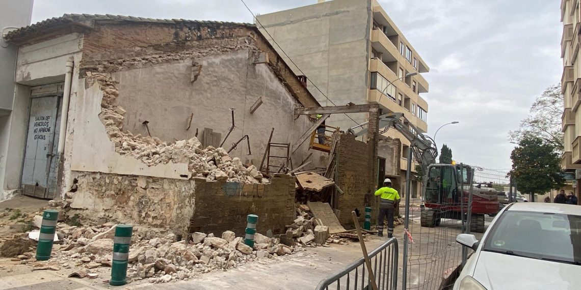 Valencia elimina el estrechamiento de la calle Marí Villamil de Pinedo al derribar un inmueble fuera de alineación