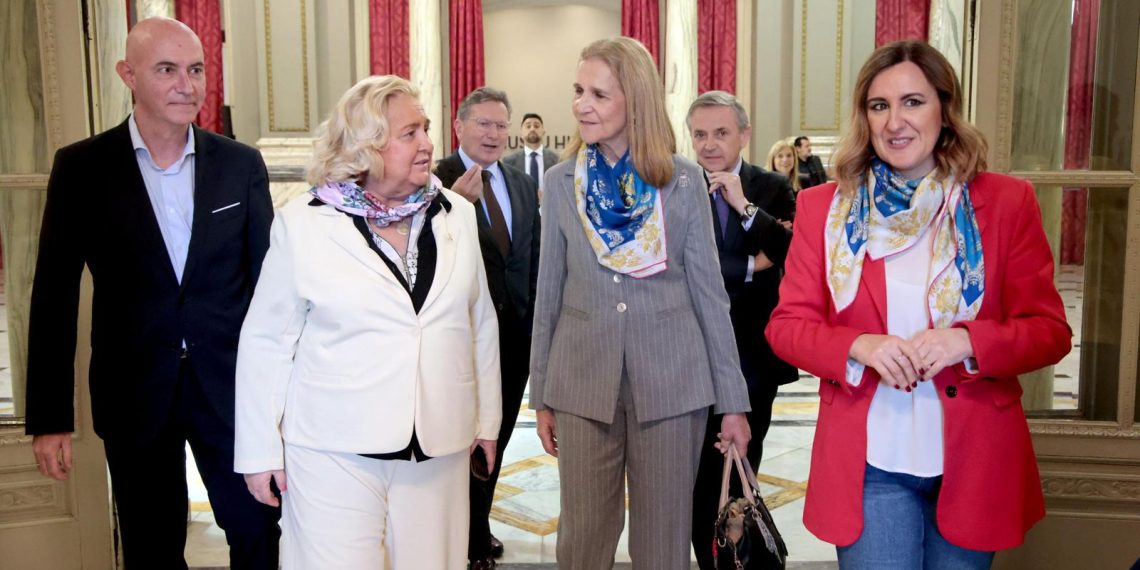 La alcaldesa de Valencia, María José Catalá, ha recibido hoy a la infanta Dª Elena