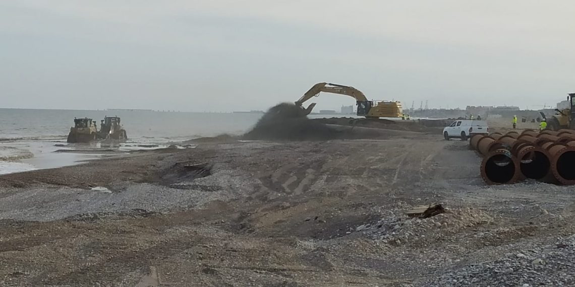 La megadraga Bonnie River inicia la regeneración de las playas de Corinto