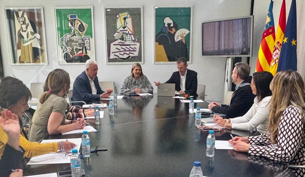 Carmen Ortí aborda necesidades de las escuelas idiomas de la Comunitat Valenciana