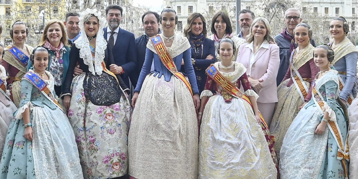 Pérez Llorca y Maria José Catalá asisten a la ‘mascletà’ de Valencia