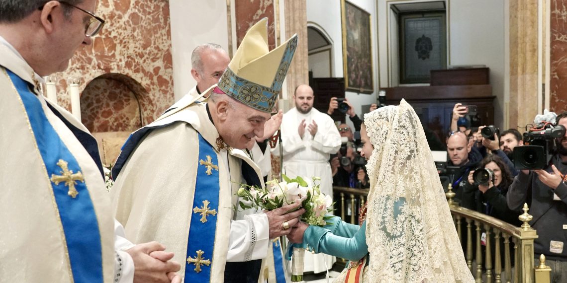 La Fallera Mayor Infantil de Valencia es recibida por el Arzobispo en la Basílica de la Virgen tras finalizar la Ofrenda