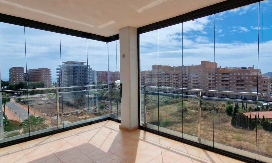 Qué tener en cuenta al elegir cortinas de cristal en Valencia