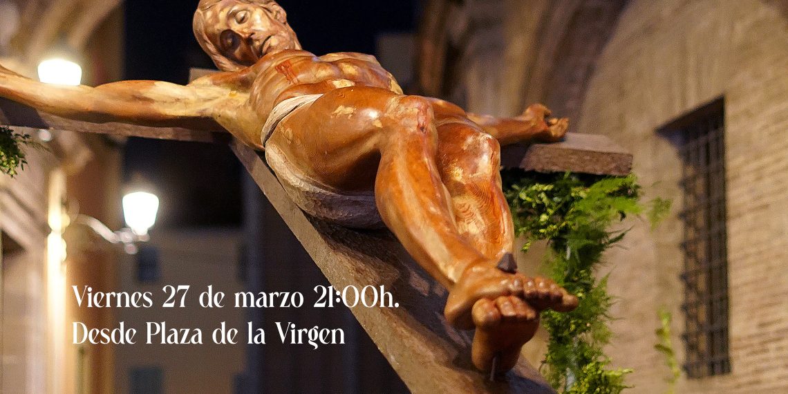 Vía Crucis en Ciutat Vella con el arzobispo Enrique Benavent