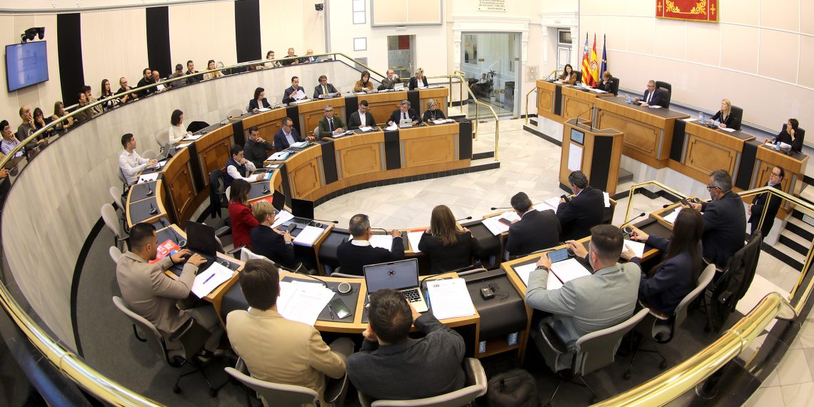 PSOE se queda solo al rechazar la moción sobre remanentes en la Diputación de Alicante