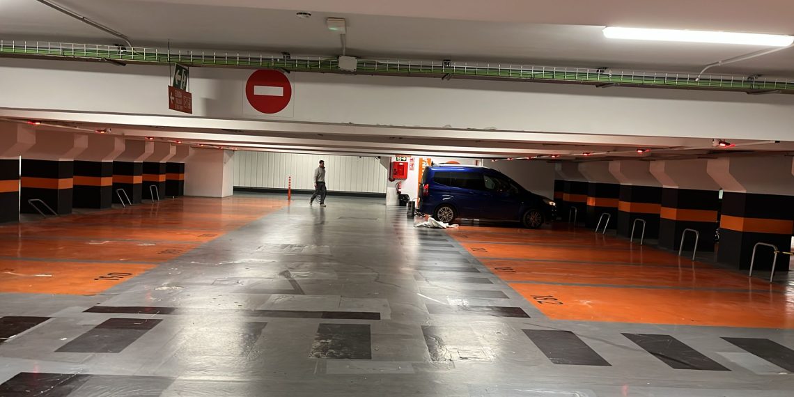 Comienzan las obras de reparación del pavimento en el parking de la plaza de la Reina