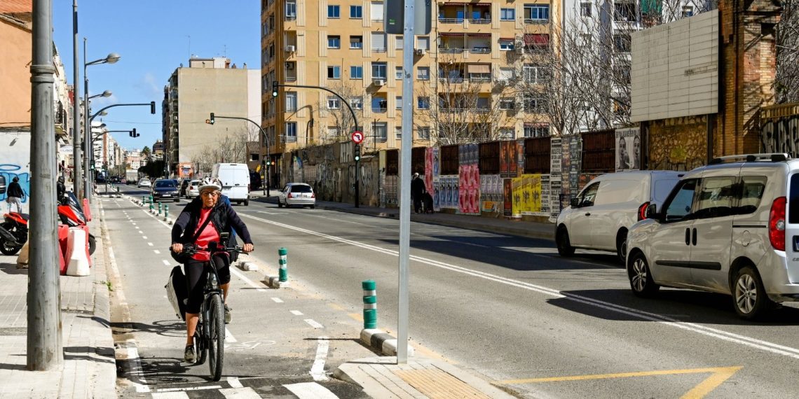 Valencia finaliza el nuevo carril bici de la calle Sant Vicent Màrtir para conectar el sur con el centro