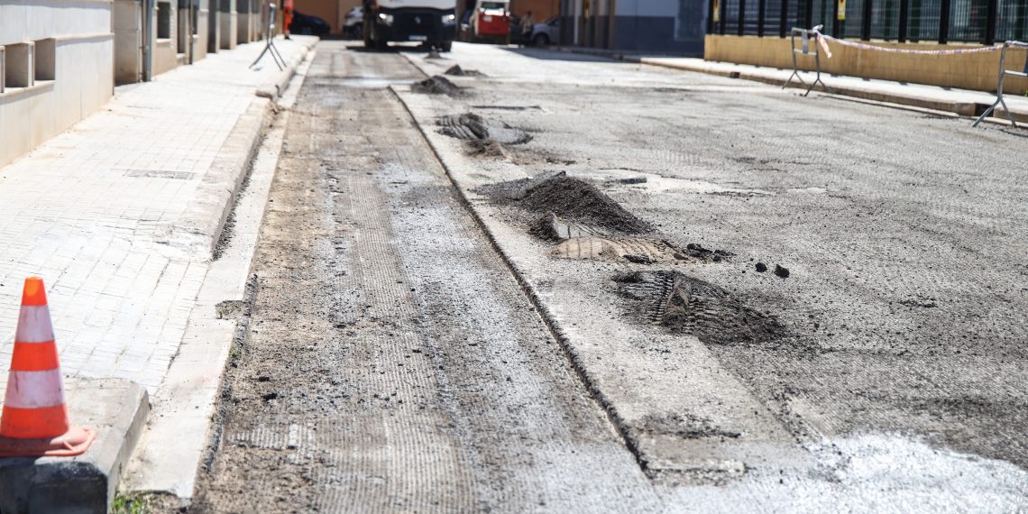Valencia asfalta 32 calles en Castellar-l’Oliveral tras los daños de la DANA