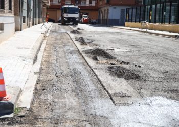 Valencia asfalta 32 calles en Castellar-l’Oliveral tras los daños de la DANA