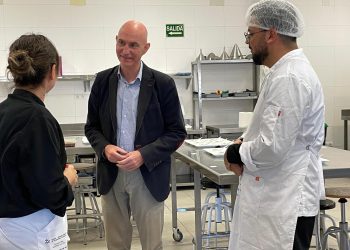 El alumnado del Taller GastroVLC muestra su talento culinario ante el sector hotelero