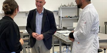 El alumnado del Taller GastroVLC muestra su talento culinario ante el sector hotelero